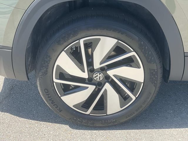 New 2026 Green Volkswagen SE w/Technology image 30