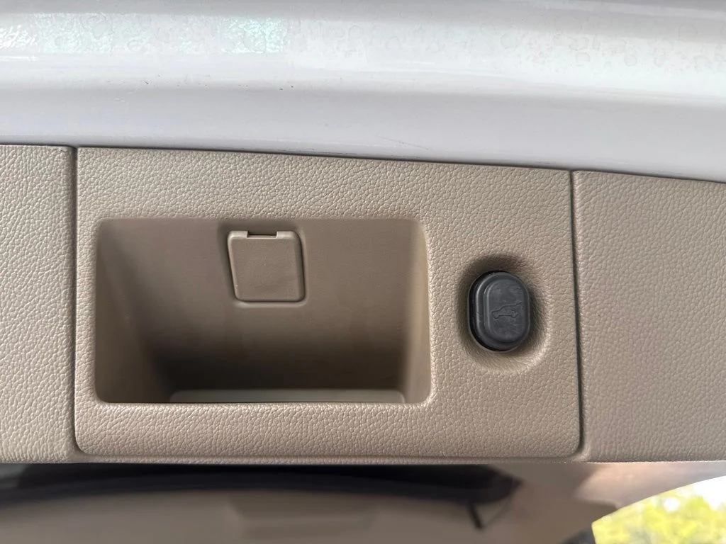Used 2016 White GMC SLT image 45
