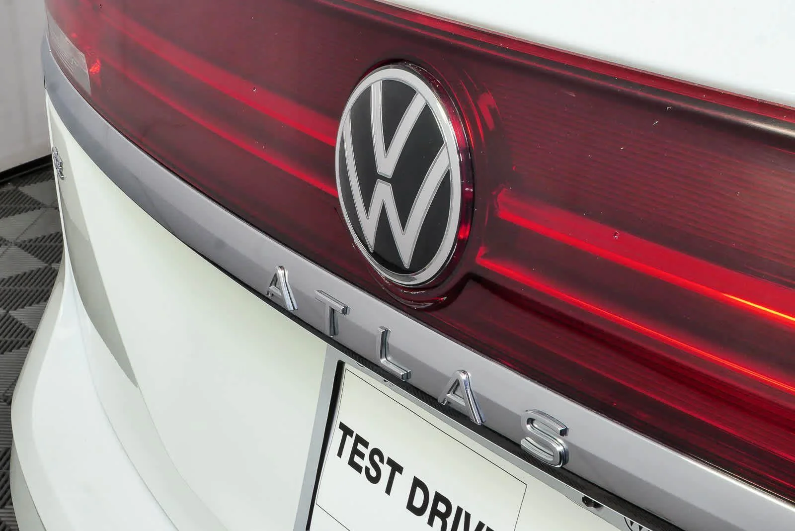 Certified Used 2025  VOLKSWAGEN SE image 35