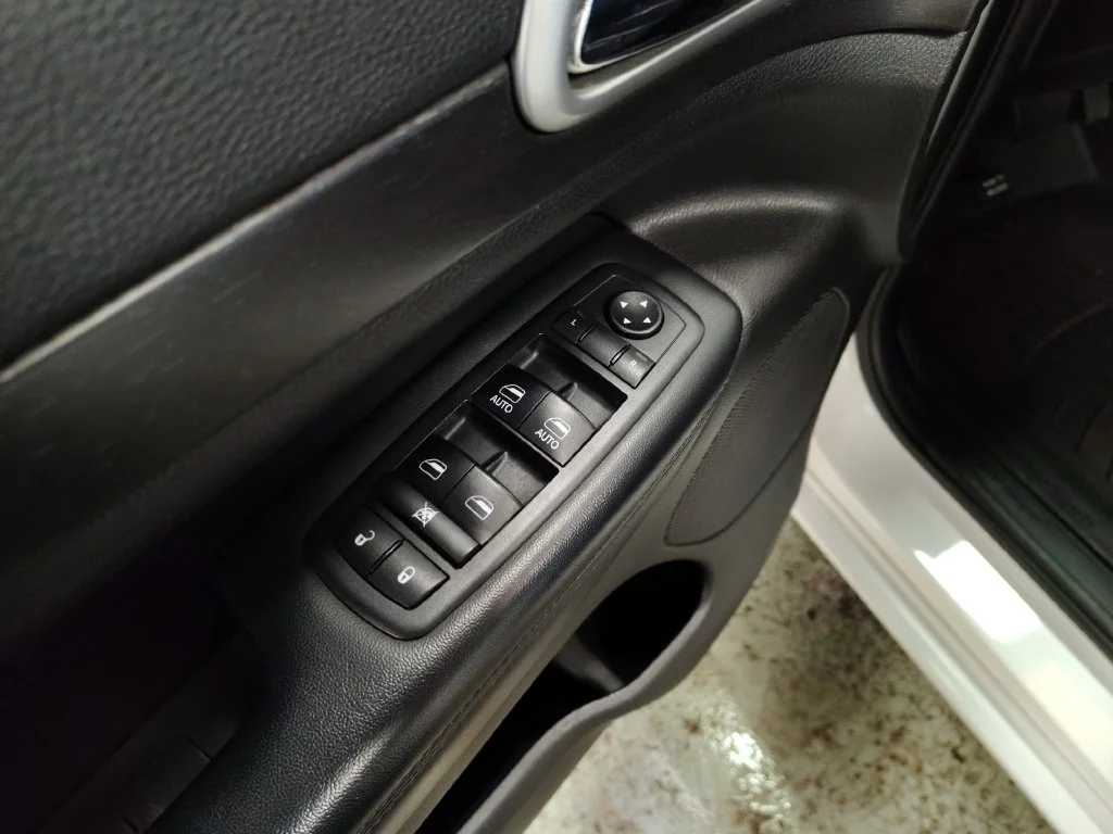 Used 2018 White Jeep Altitude image 16