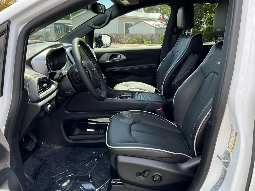 New 2026 Bright White Clearcoat Chrysler Limited image 16