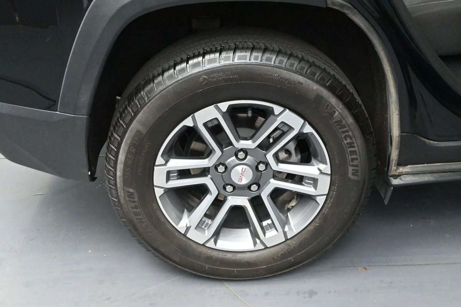 Used 2025 Ebony Twilight Metallic GMC Elevation image 30
