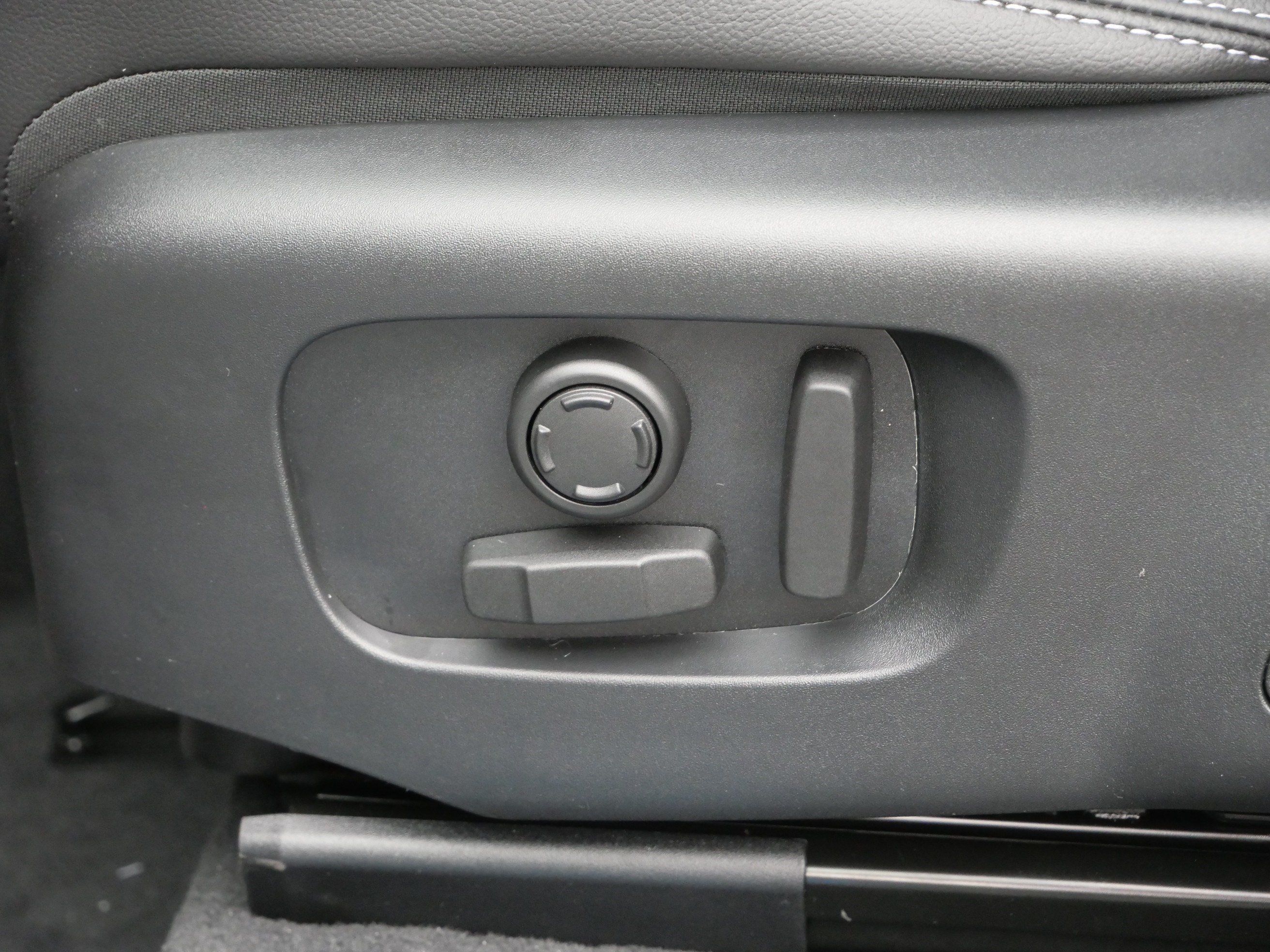 New 2026 Ostuni Pearl White LAND ROVER  image 5