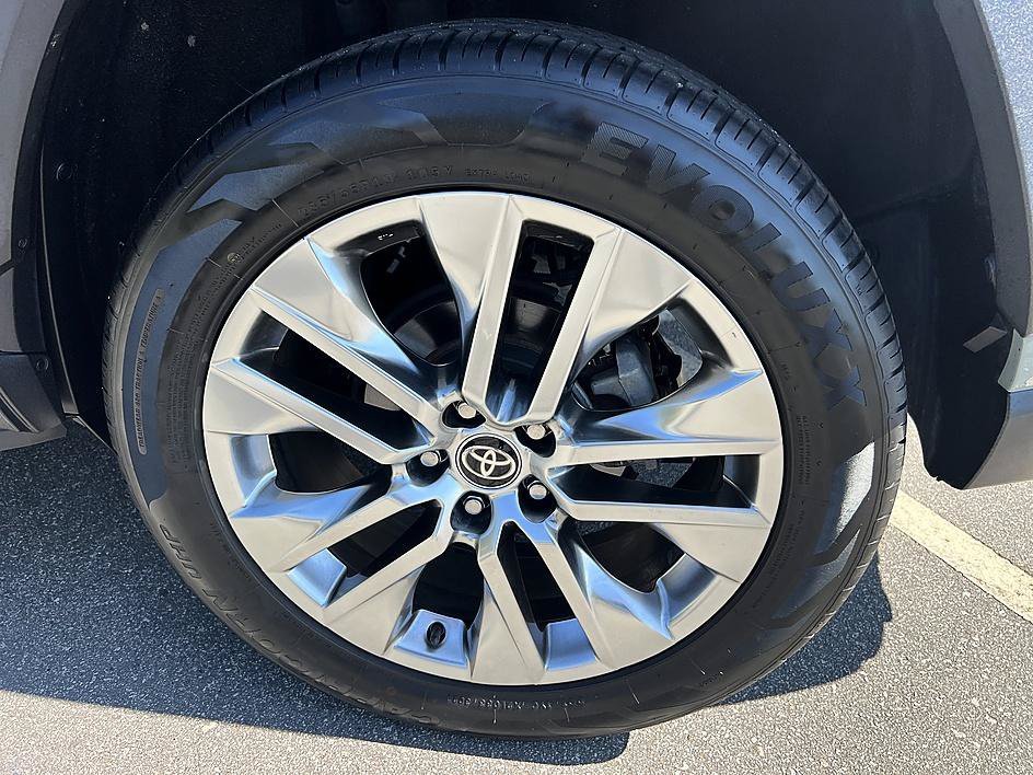 Used 2021 Lunar Toyota XLE Premium image 10