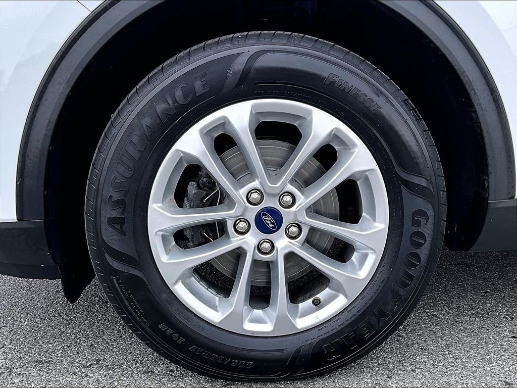 Used 2022 White Ford SE image 7