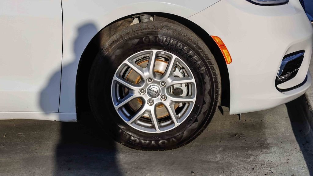 Used 2023 Bright White Clearcoat Chrysler Touring L image 11