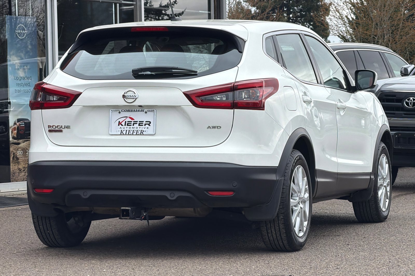 Used 2021 Glacier White Nissan S image 4