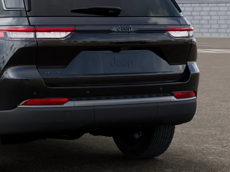 New 2026 Diamond Black Crystal Pearl-Coat Exterior Paint Jeep Laredo Altitude image 39
