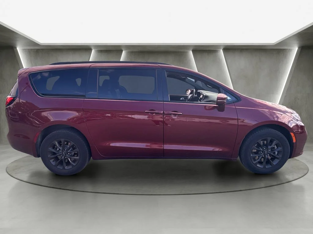 Used 2022 Red Chrysler Touring L image 2