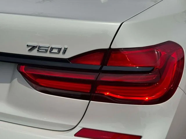 Used 2019 White BMW 750i xDrive image 16