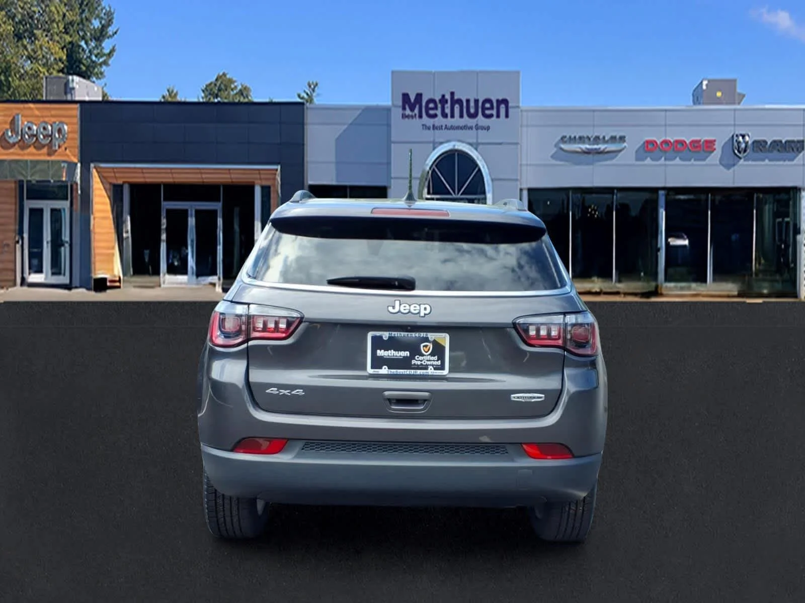 Used 2022 Granite Crystal Metallic Clearcoat Jeep Latitude Lux image 5