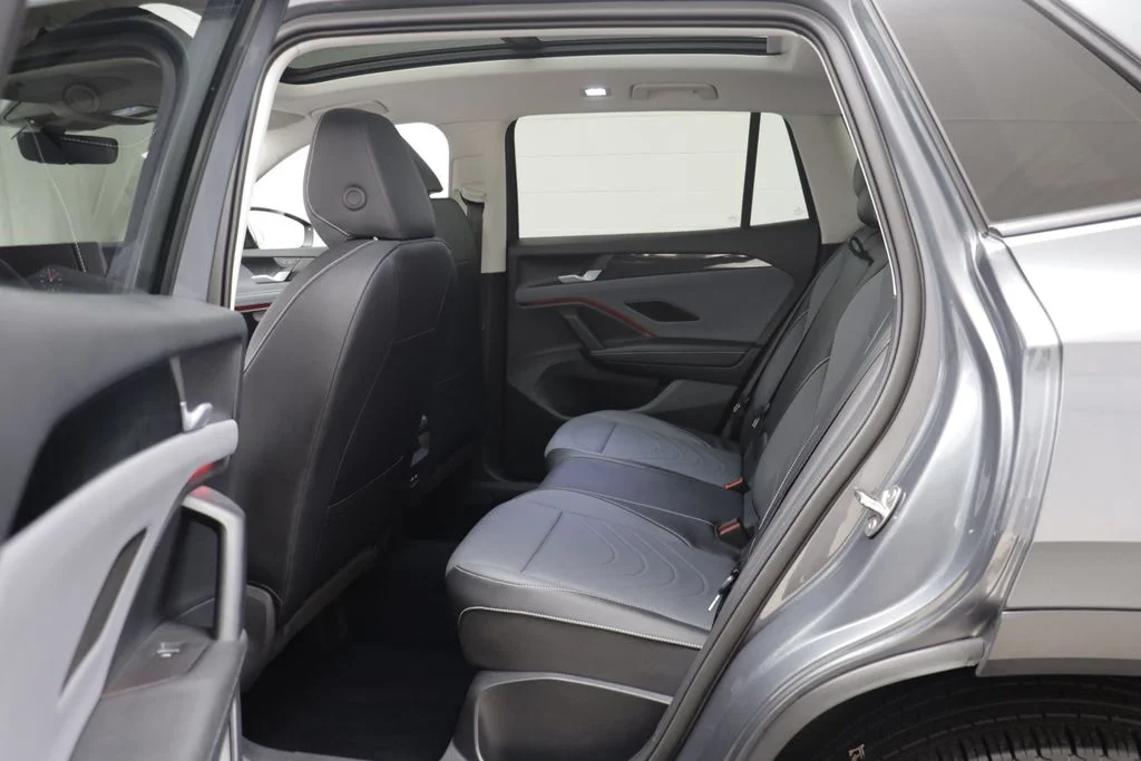 Used 2025 Platinum Gray Metallic Volkswagen 2.0T SE image 14