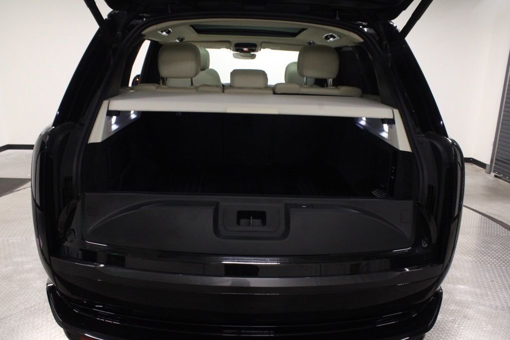 Used 2025  Land Rover SE image 40