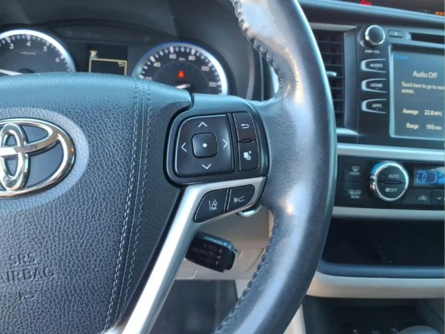Used 2017 Silver Toyota XLE image 21
