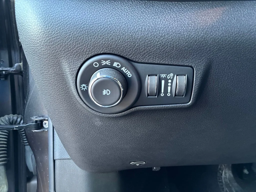 Used 2022 Gray Jeep Latitude image 13