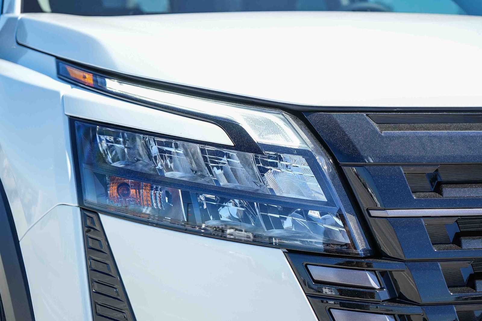 New 2026 Everest White Pearl TriCoat Nissan SV image 4