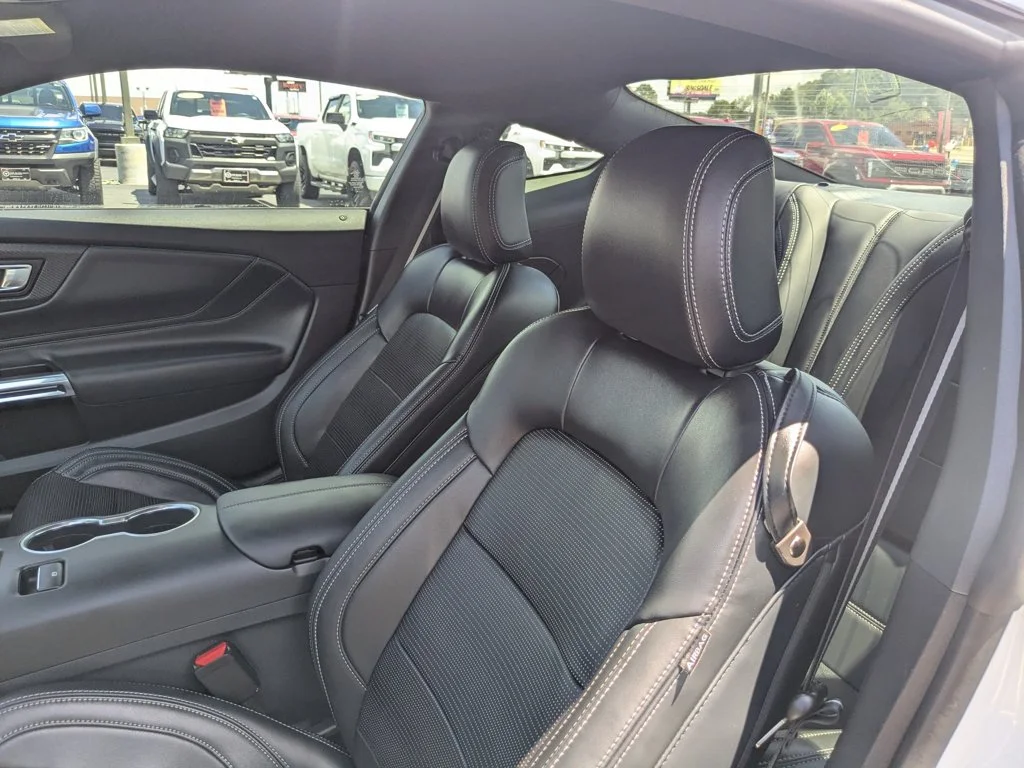 Used 2025  Ford GT Premium image 13