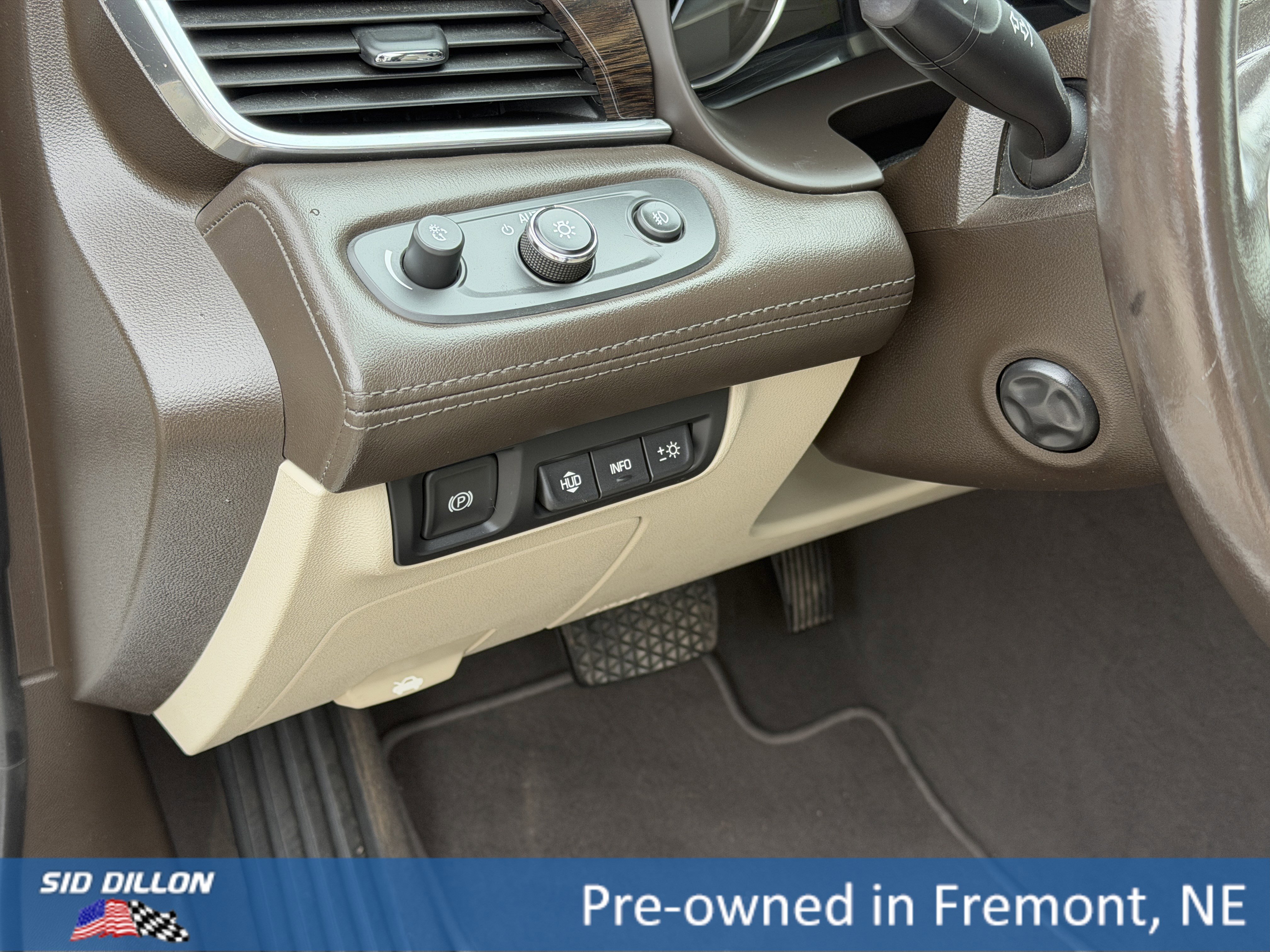 Used 2017 White Frost Tricoat Buick Premium image 12