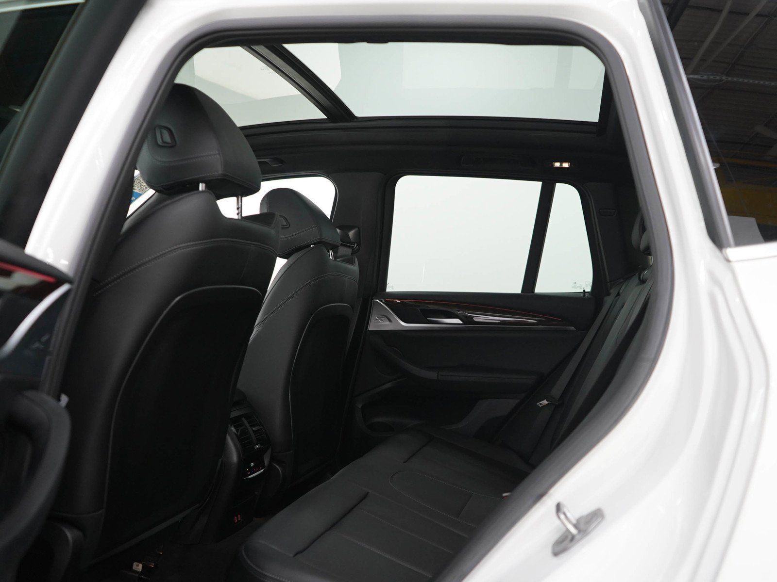 Used 2023 White BMW xDrive30i image 18