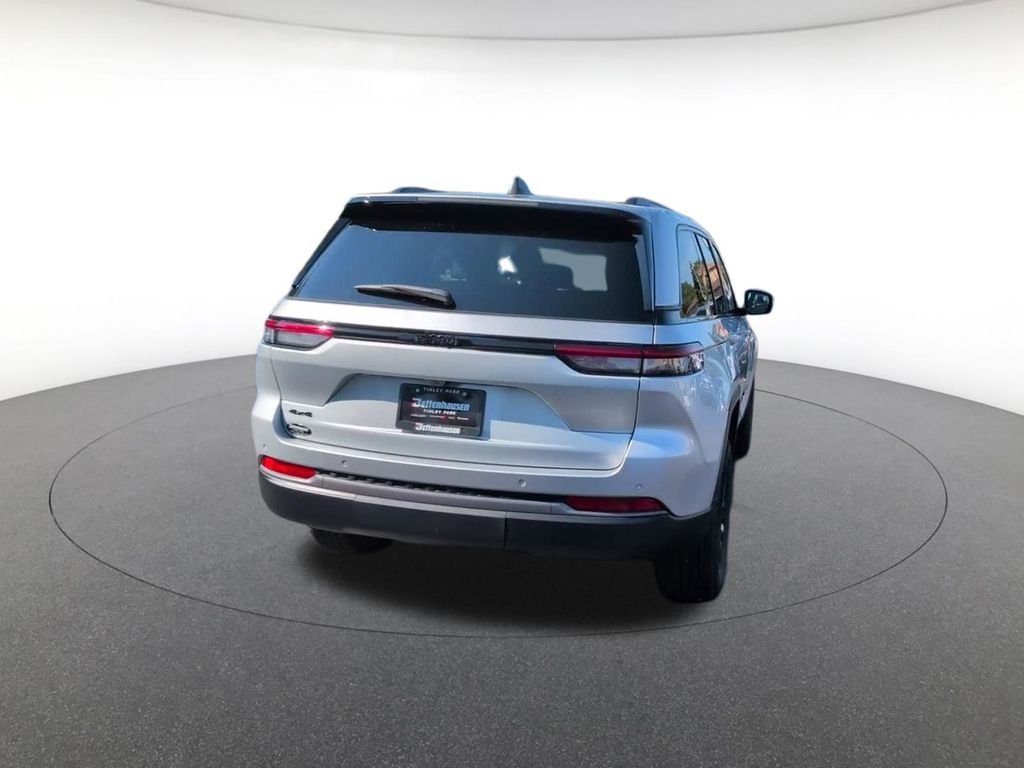 New 2026 Silver Zynith Exterior Paint Jeep Altitude image 5