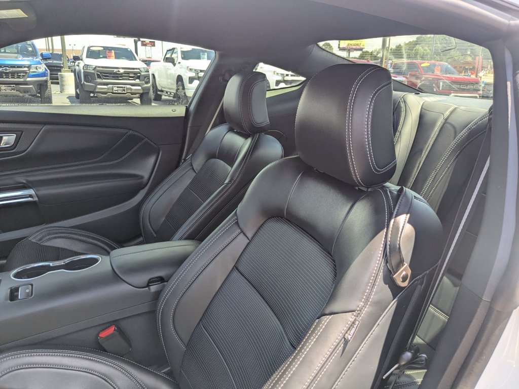 Used 2025  Ford GT Premium image 13