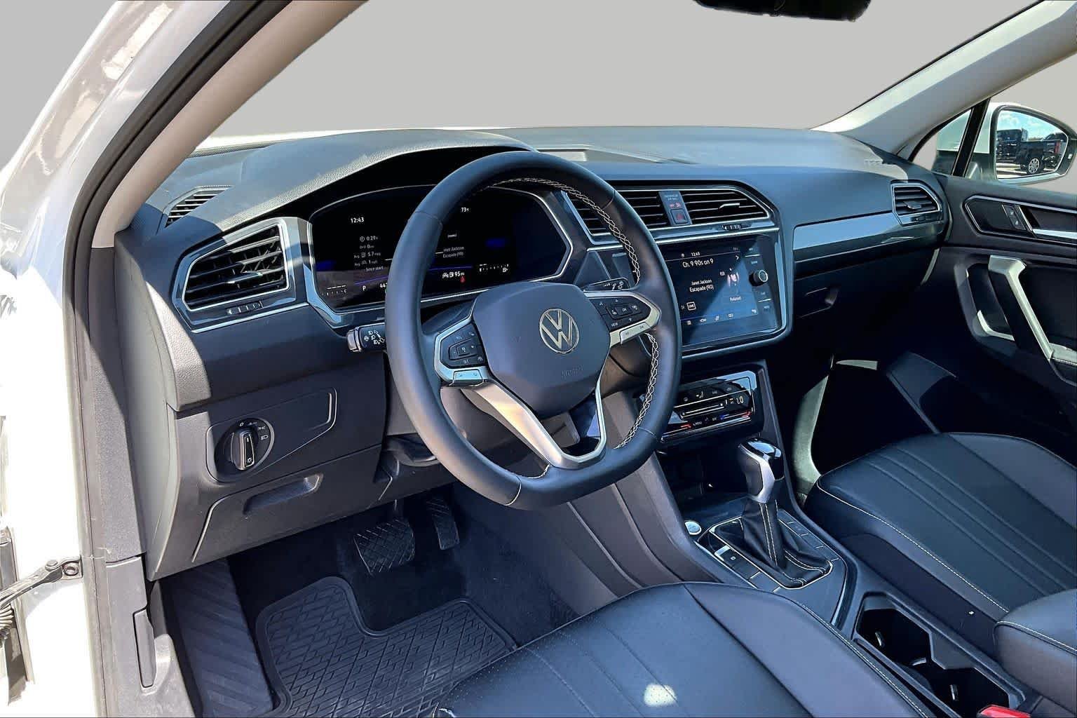 Used 2022 Pure White Volkswagen SE image 12