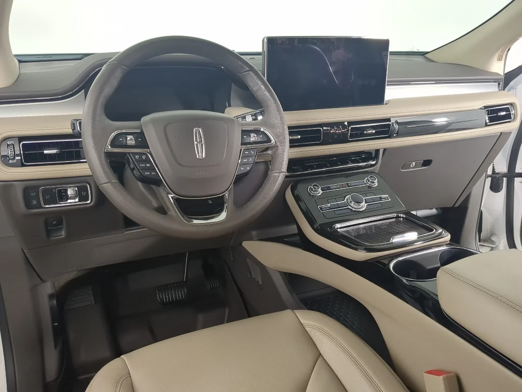 Used 2022 White Lincoln Standard image 14