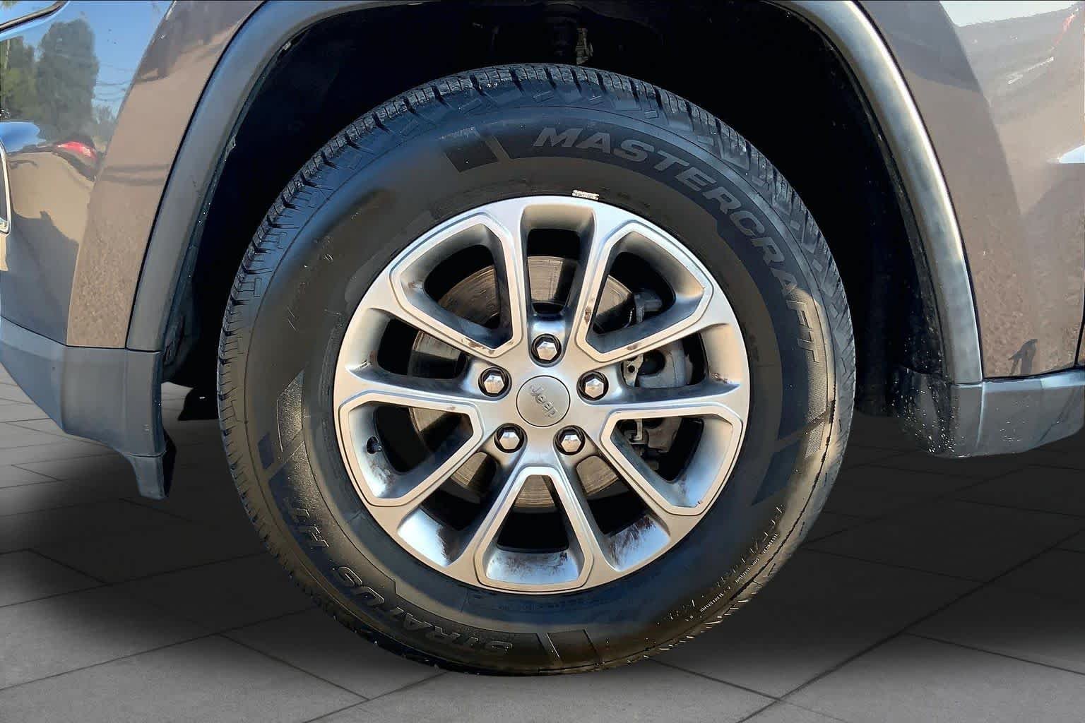 Used 2015 Granite Crystal Met. Clear Coat Jeep Limited image 11