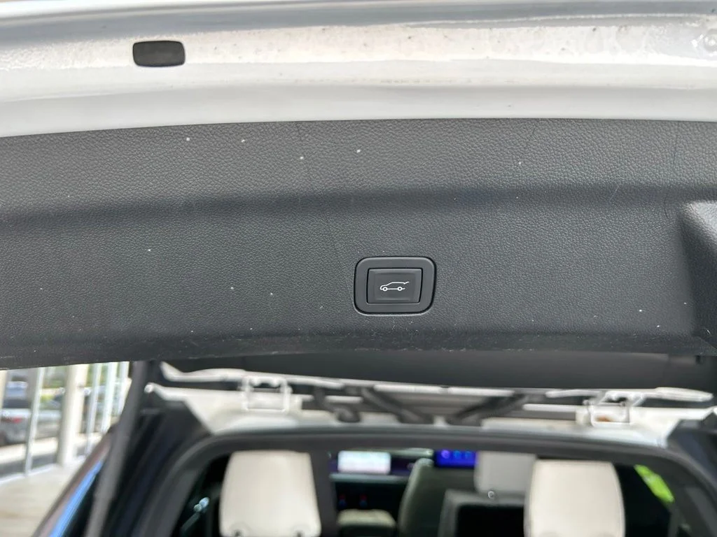 Used 2025 White Cadillac Sport Platinum image 53