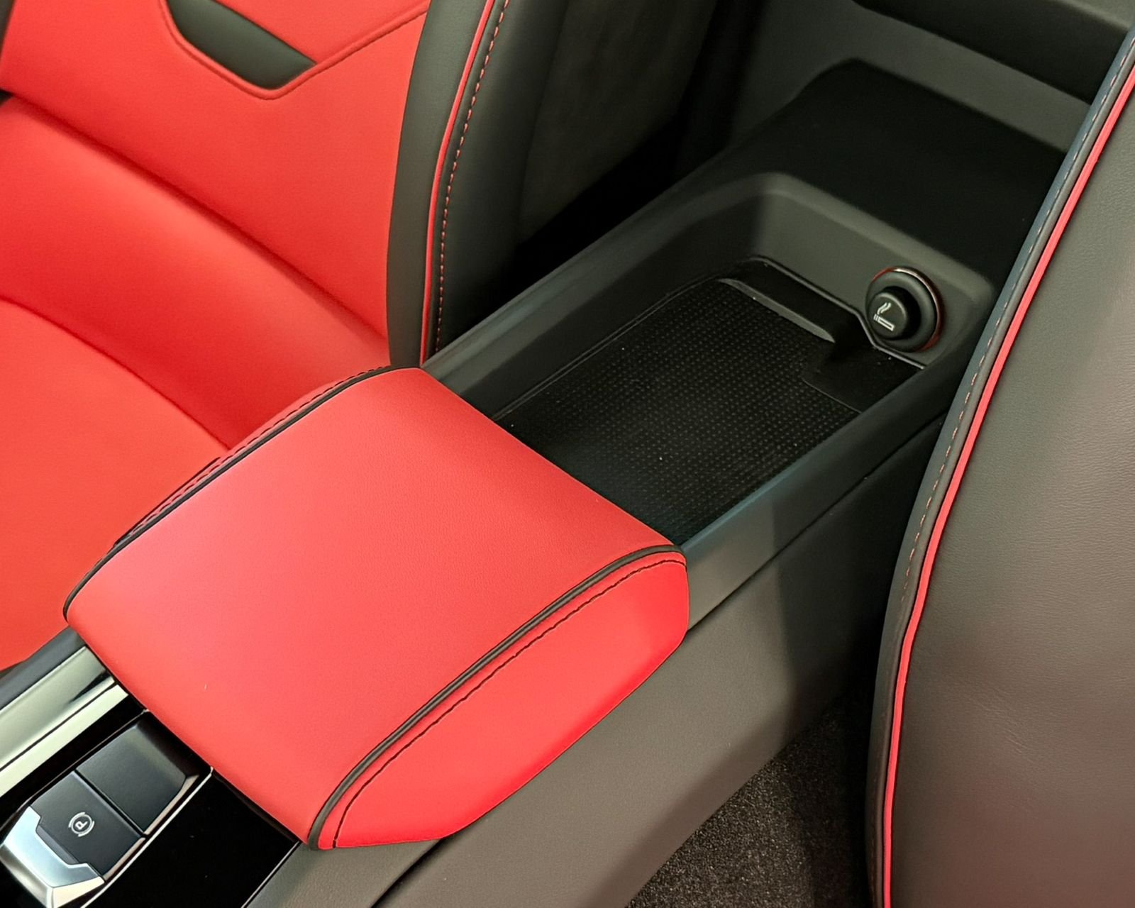 Used 2022  Lamborghini Base image 30