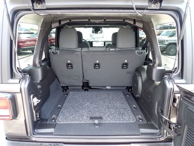 New 2026 Granite Crystal Metallic Clear-Coat Exterior Paint Jeep  image 6