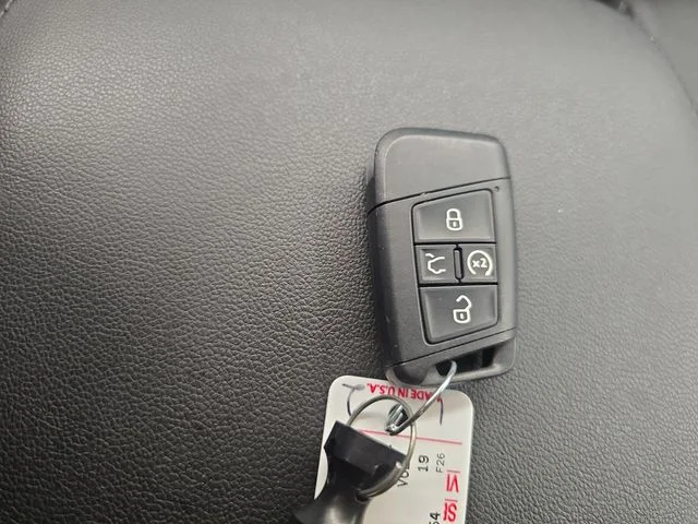 Used 2019 Deep Black Pearl Effect Volkswagen 3.6L V6 SE image 28