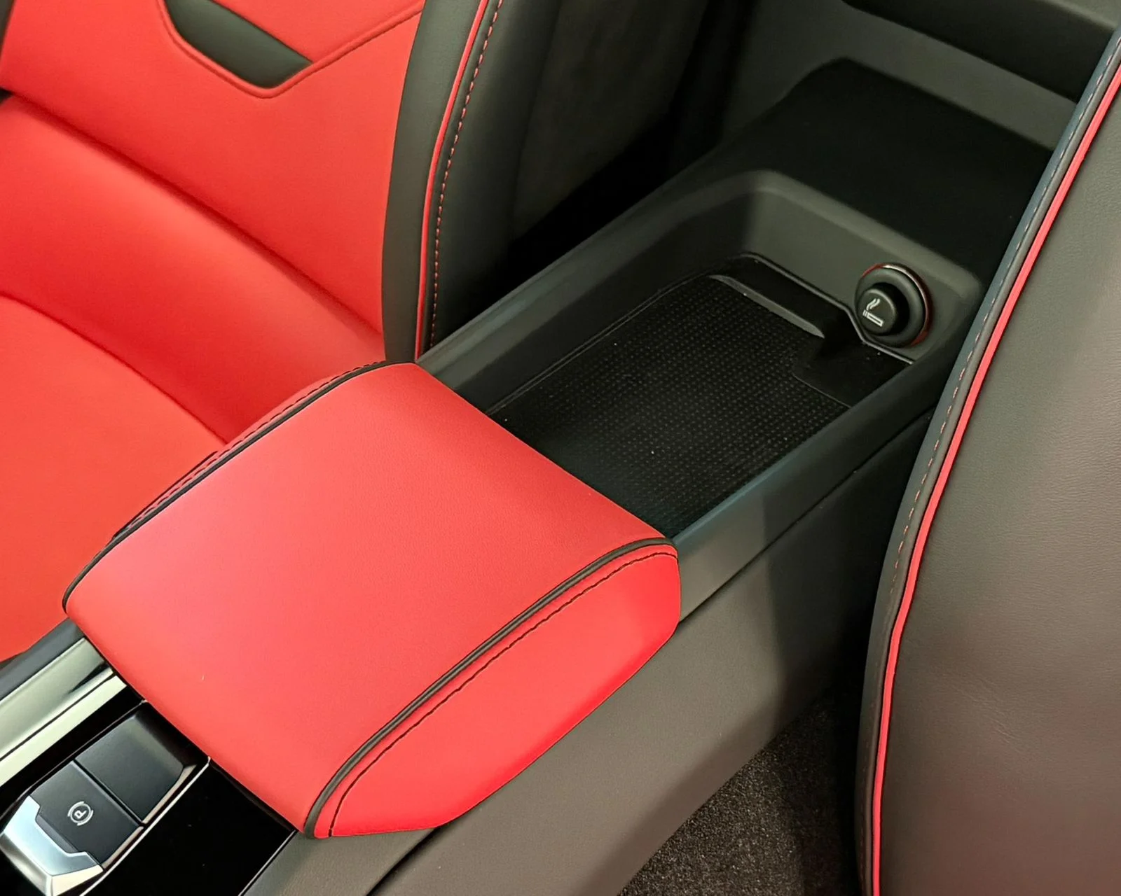 Used 2022  Lamborghini Base image 30