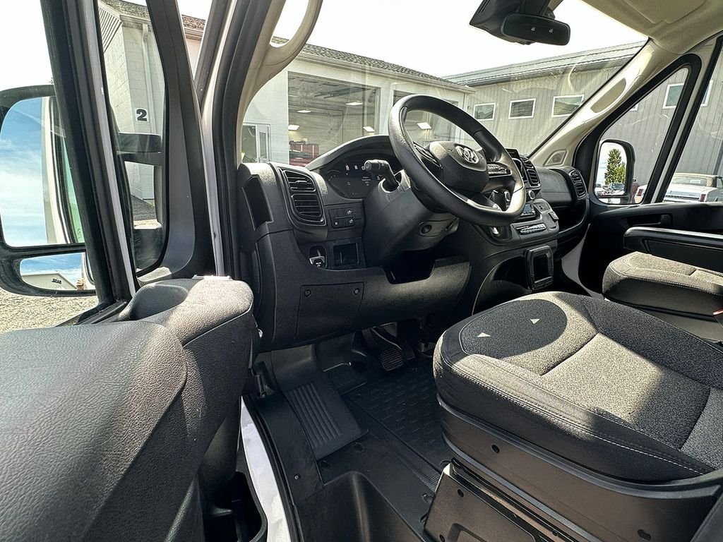 Used 2025 White Ram Base image 27