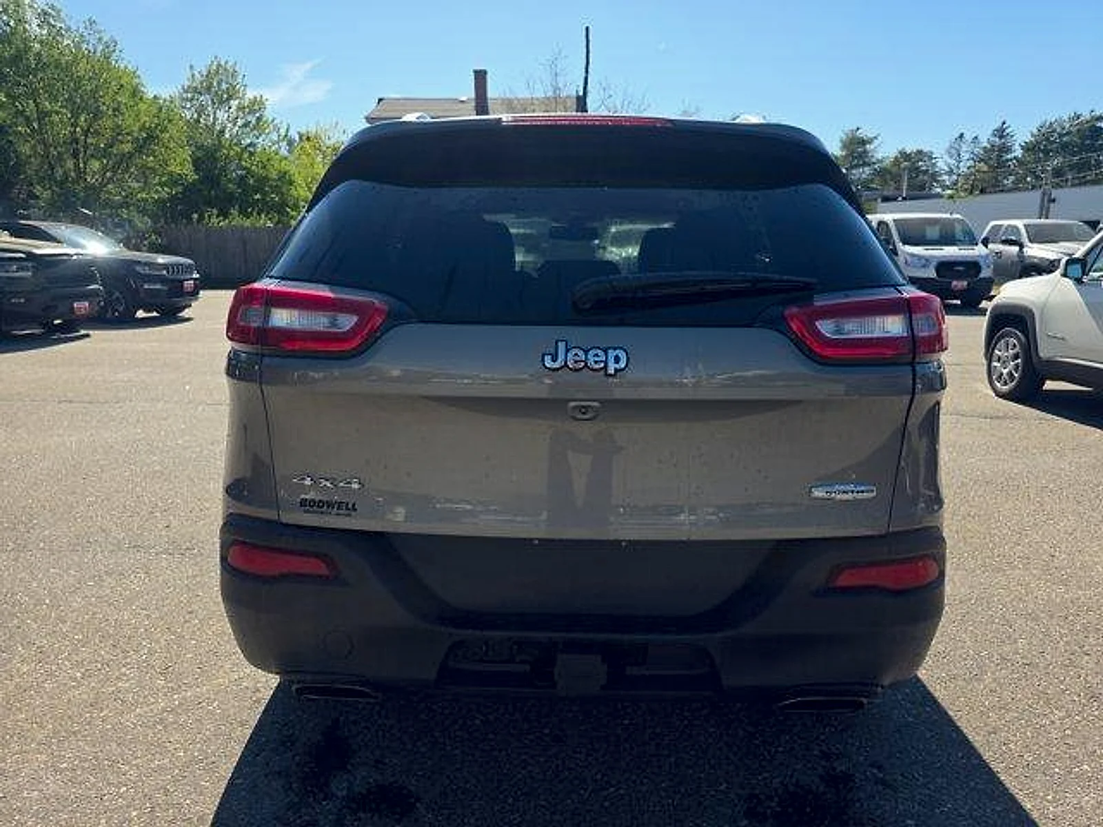 Used 2017 Light Brownstone Pearlcoat Jeep Latitude 4x4 image 4