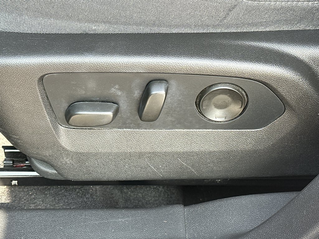 Used 2022  Buick Essence image 28