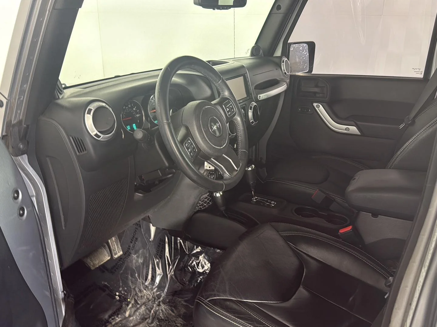 Used 2014  Jeep Sahara image 12