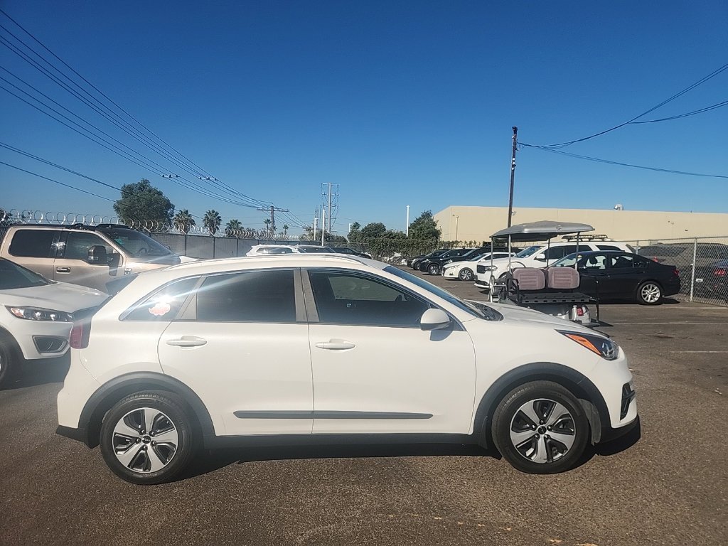 Used 2022 Snow White Pearl Kia LX image 16