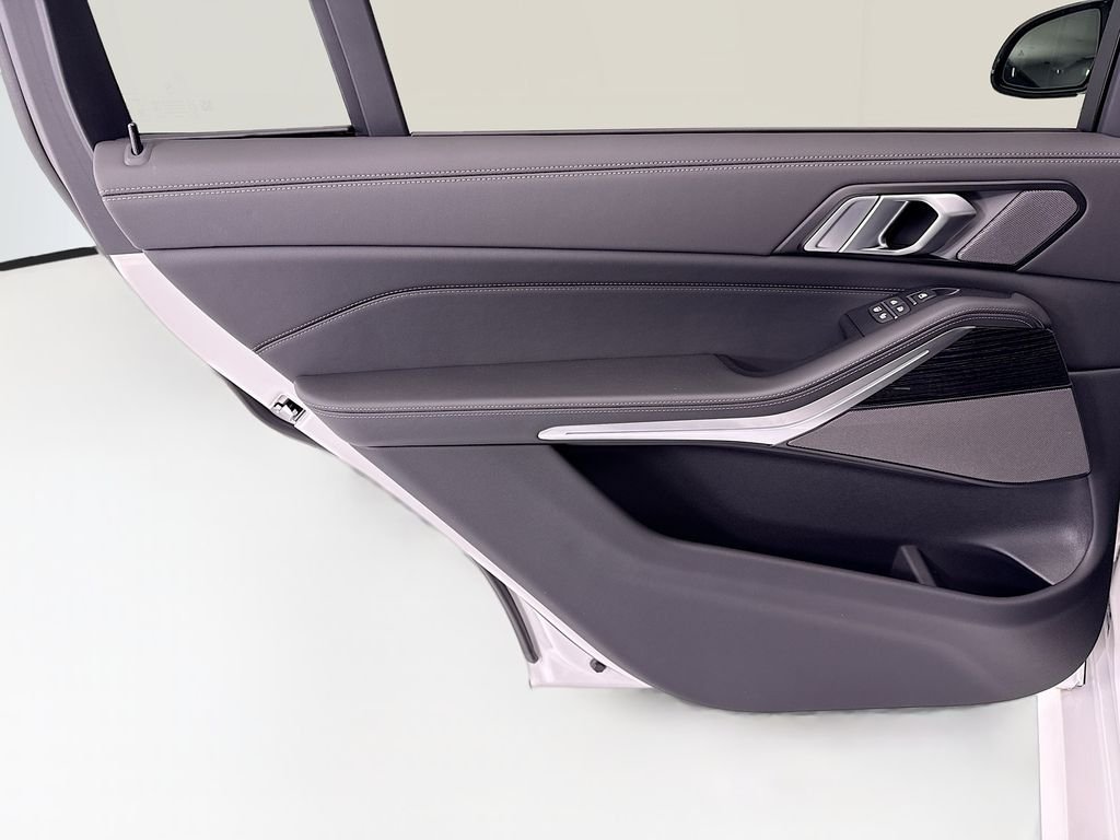 New 2027 White Metallic BMW M60i image 25