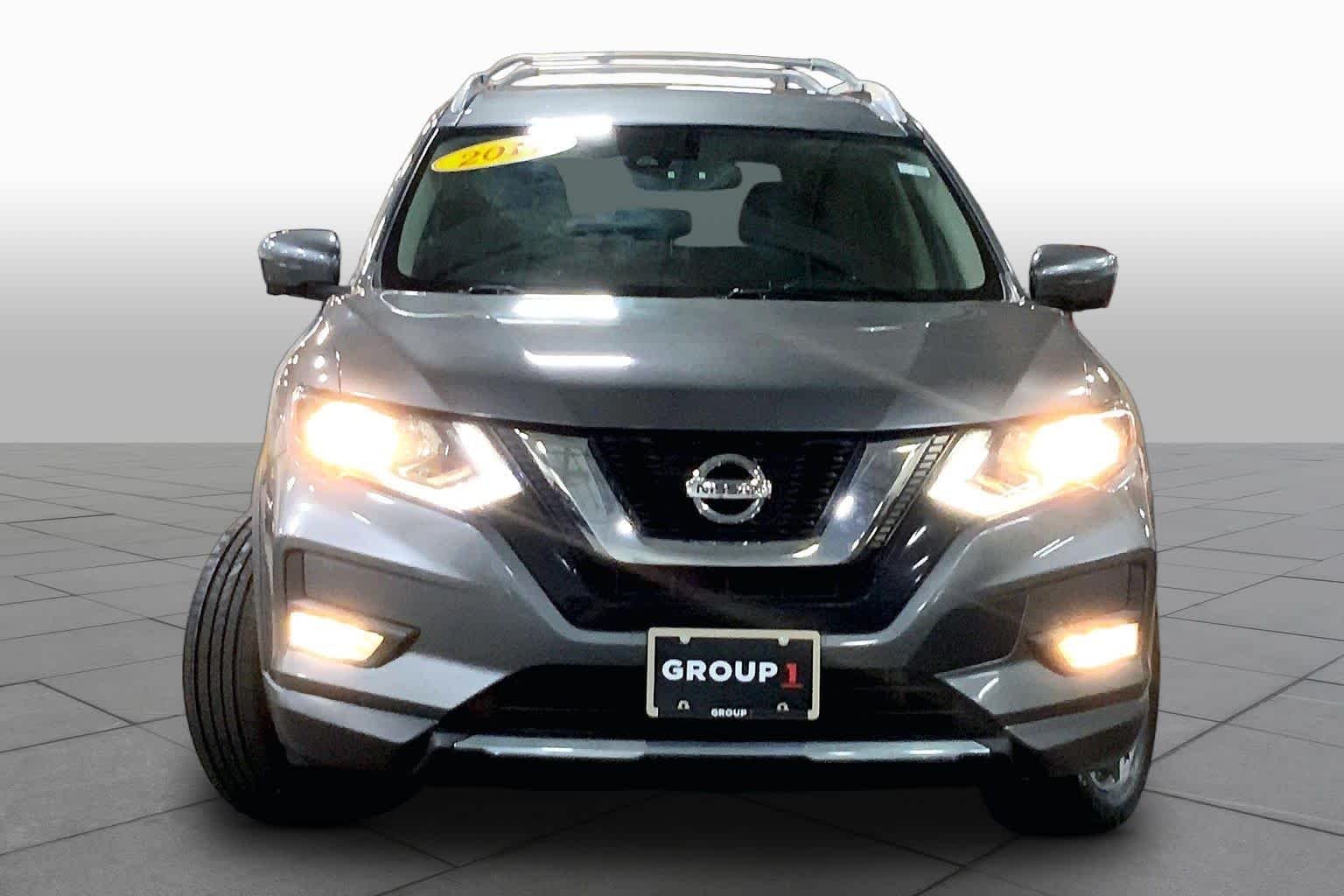 Used 2017 Gun Metallic Nissan SL image 4