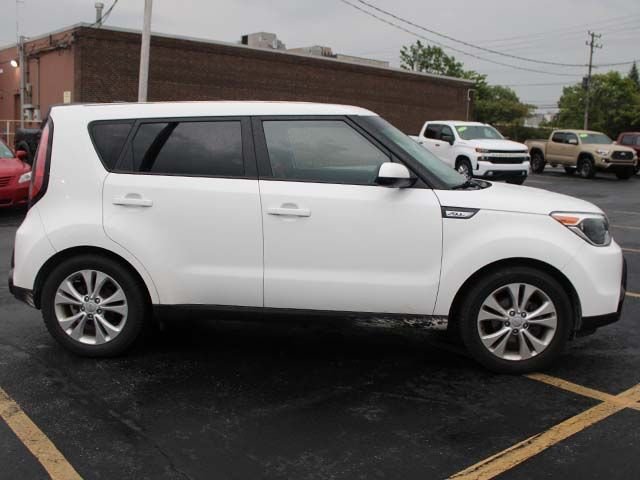 Used 2016 Clear White Kia Plus image 5