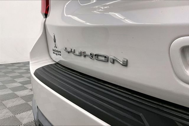 Used 2025 White Frost Tricoat GMC Denali Ultimate image 9