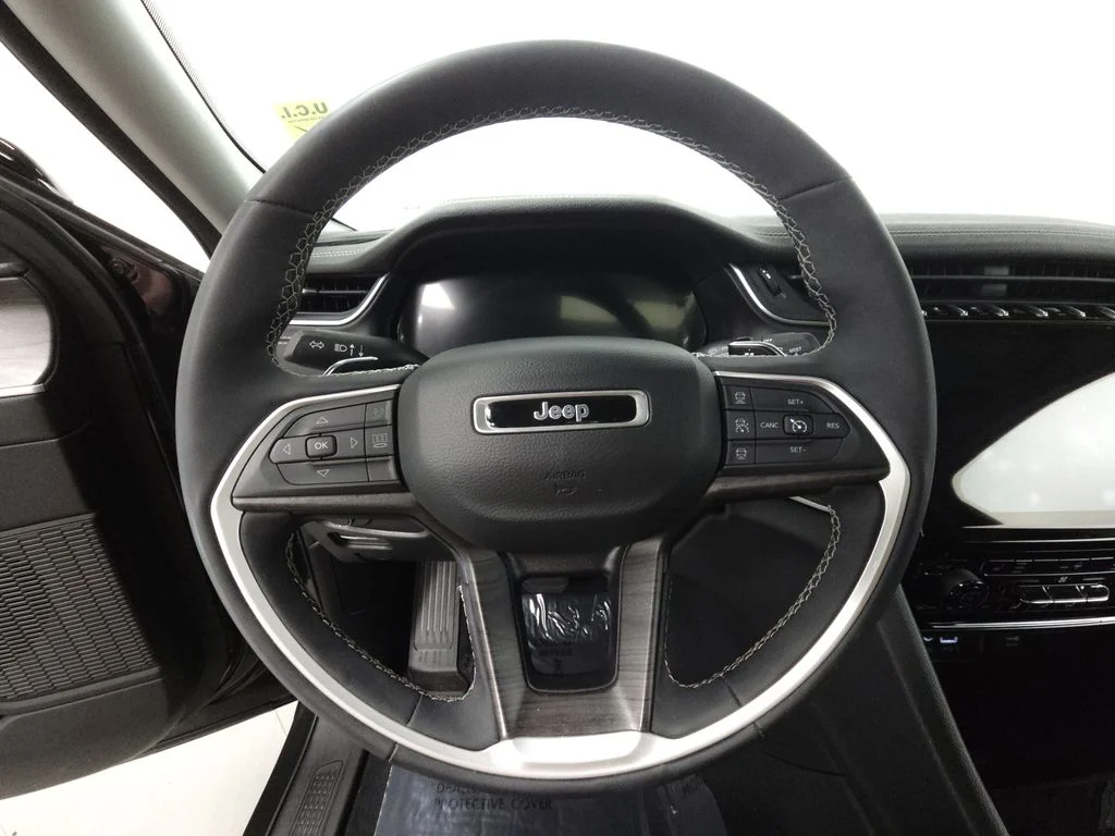 Used 2023 Rocky Mountain Pearlcoat Jeep Limited image 11