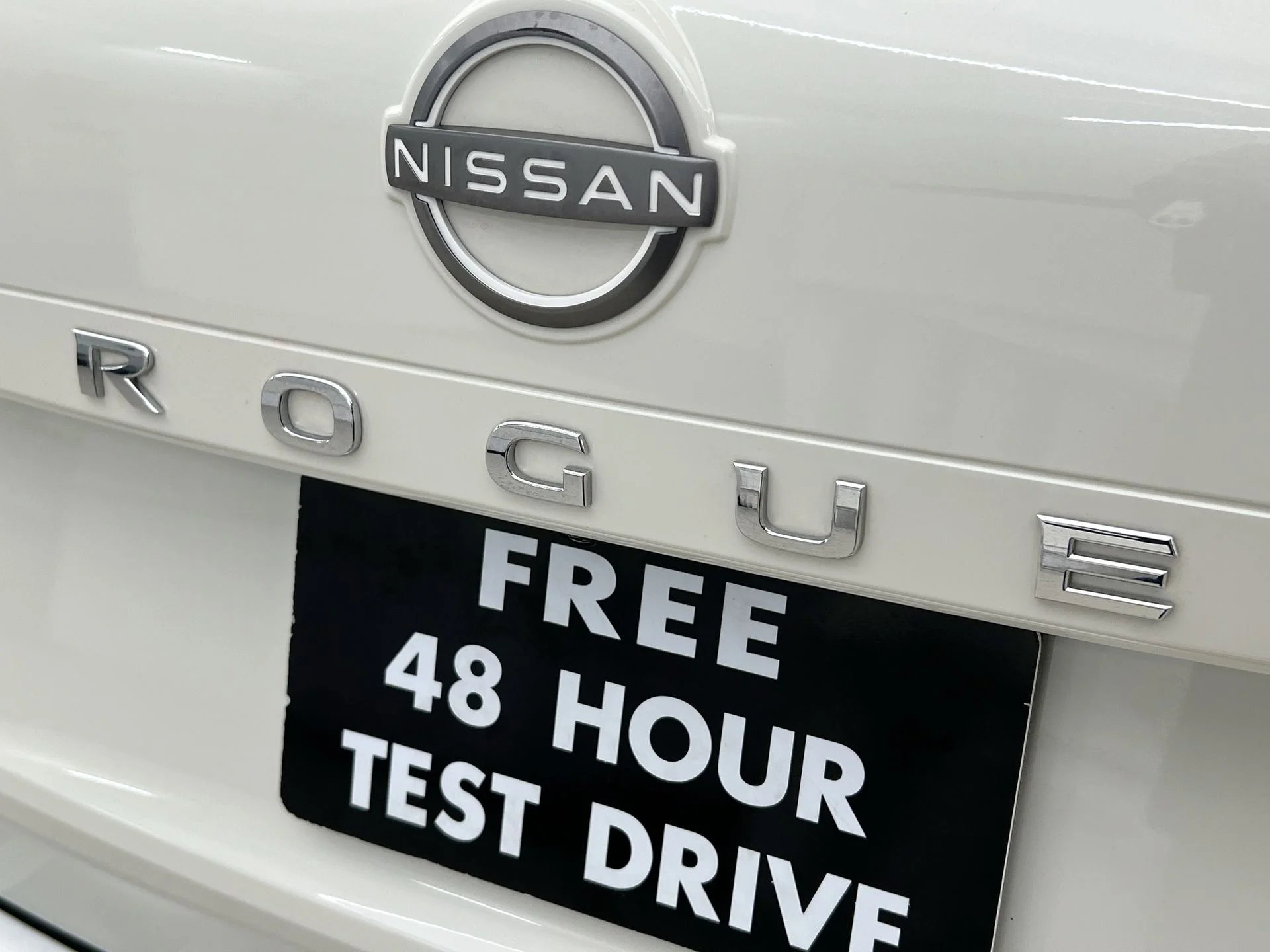 Used 2023 White Nissan Platinum image 41
