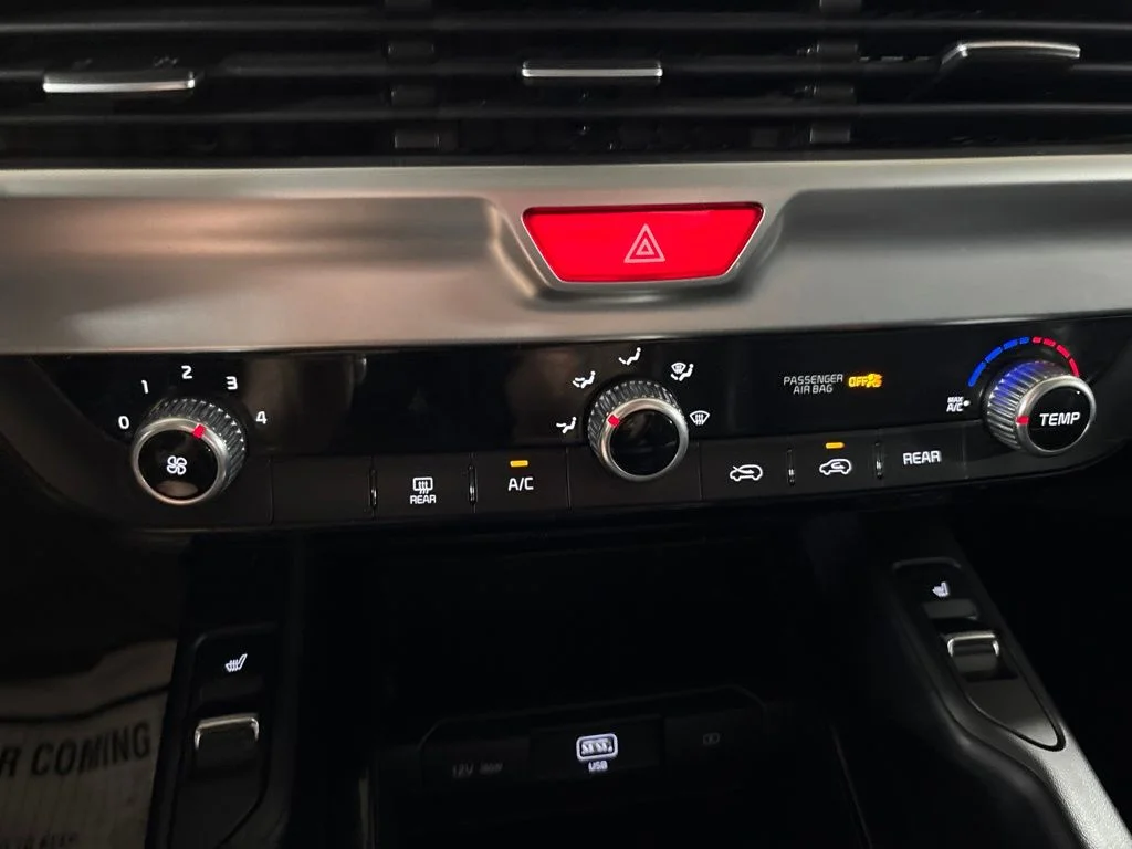 Used 2020 Black Kia S image 27