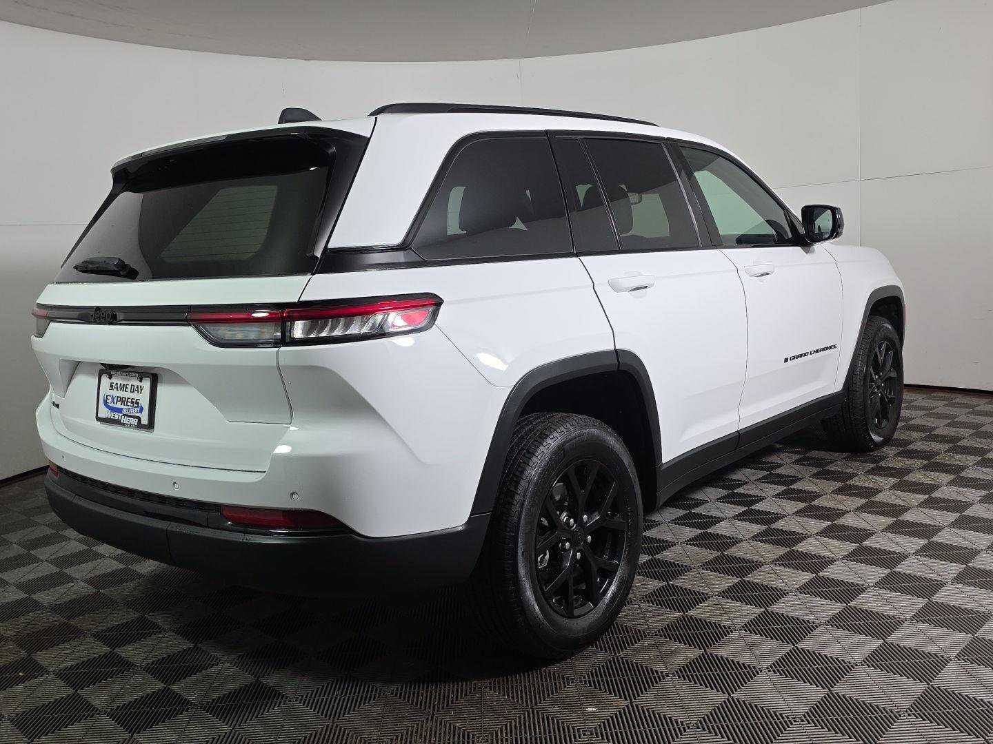Used 2024 Bright White Clearcoat Jeep Altitude X image 9