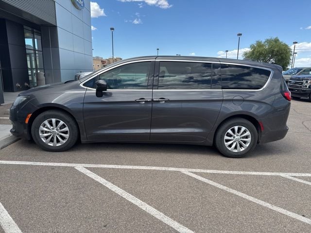 2017 Chrysler Pacifica Touring's photo