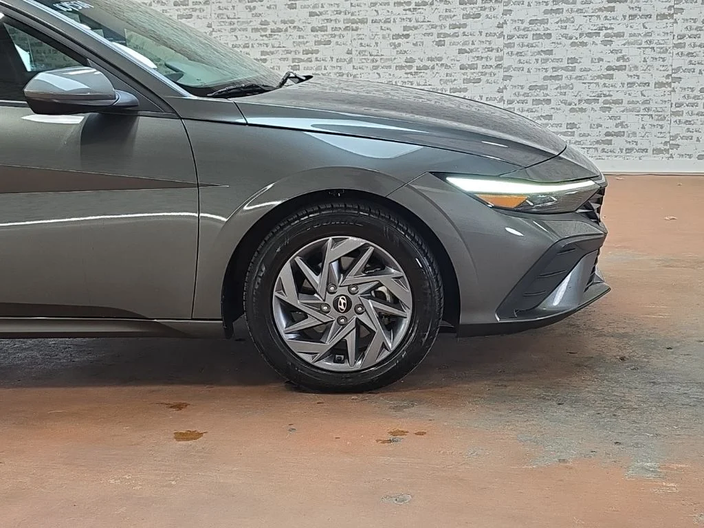 Used 2024 Amazon Gray Hyundai SEL image 7