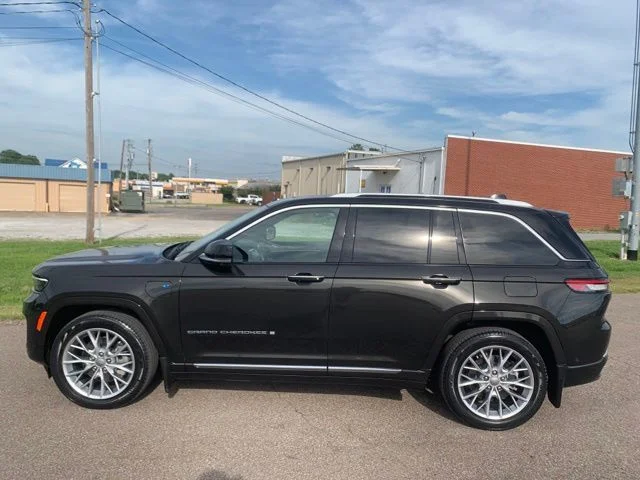 Used 2023 Brown Jeep  image 4