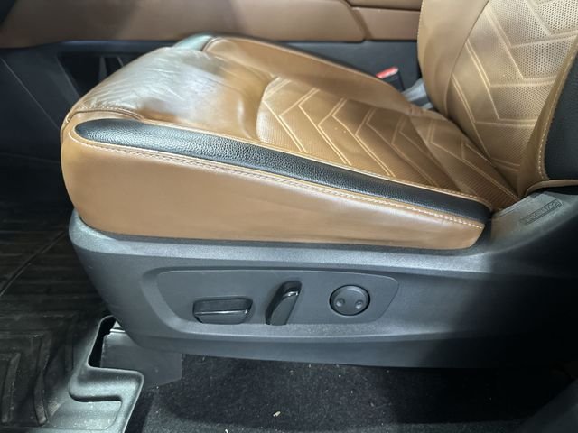 Used 2022 Gray Nissan Platinum image 18